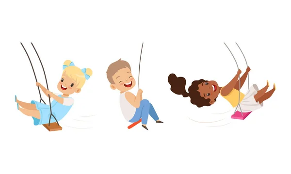 Zestaw Cute przedszkola dzieci Swinging na liny Huśtawki, Happy Boys and Girls having Fun Outdoors Cartoon Vector Ilustracja — Wektor stockowy