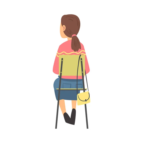 Jeune femme assise sur une chaise ayant un cours de formation à l'écoute d'un conférencier Retour Illustration vectorielle — Image vectorielle