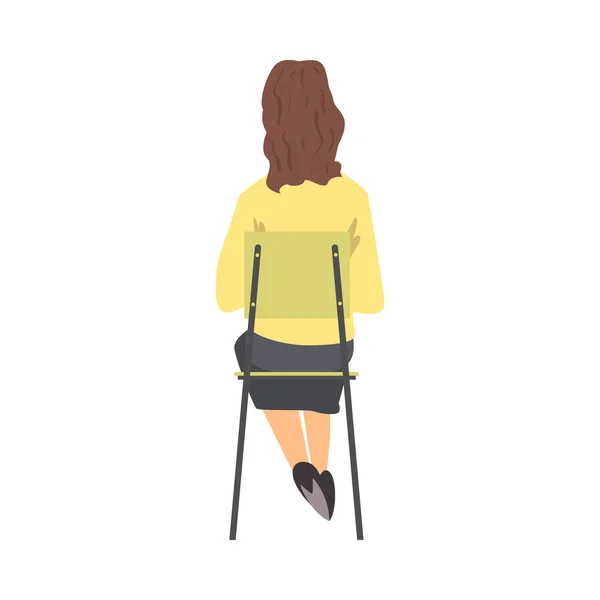 講師の話を聞くトレーニングコースを持つ椅子に座っている若い女性｜View Vector Illustration — ストックベクタ