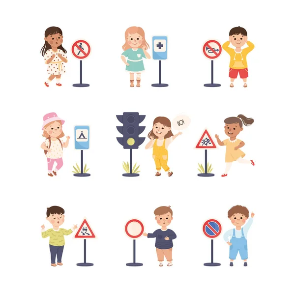 Smiling Kid Charaktere lernen Verkehrszeichen und Verkehrsregeln Vektor Illustration Set — Stockvektor