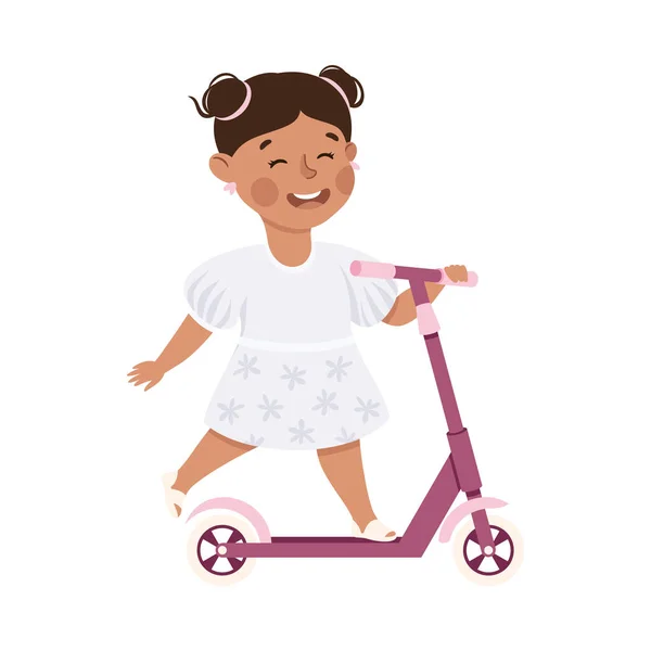 Feliz niña montando en patada scooter empujando el suelo Vector ilustración — Vector de stock