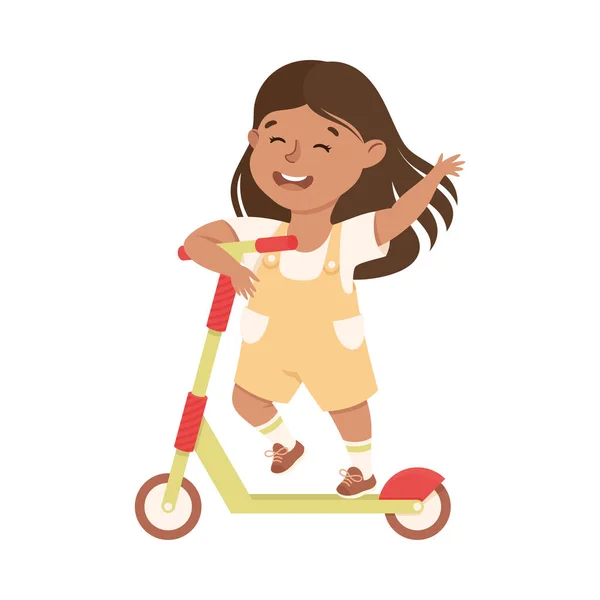 Chica sonriente montando en patada scooter empujando el suelo y agitando la mano Vector ilustración — Vector de stock