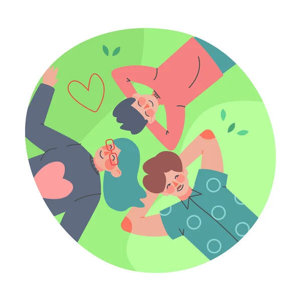 Familia feliz con la madre, el padre y el hijo pequeño acostados en el césped verde en el marco del círculo sobre la ilustración del vector de la vista — Vector de stock