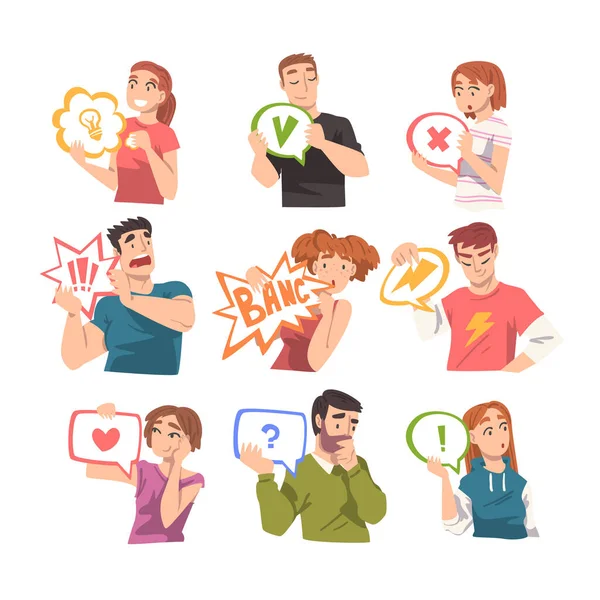 Hombres y mujeres jóvenes sosteniendo burbujas de charla de habla en sus manos Set, personas comunicándose, mensajería, charla ilustración vectorial de dibujos animados — Vector de stock