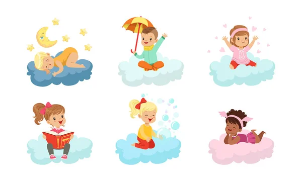 Kleine kinderen op zachte wolken Slapen en lezen Book Vector Set — Stockvector