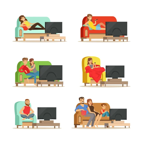 Personnages de personnes se prélasser sur le canapé ou dans le fauteuil Regarder TV vectoriel Illustration Set — Image vectorielle