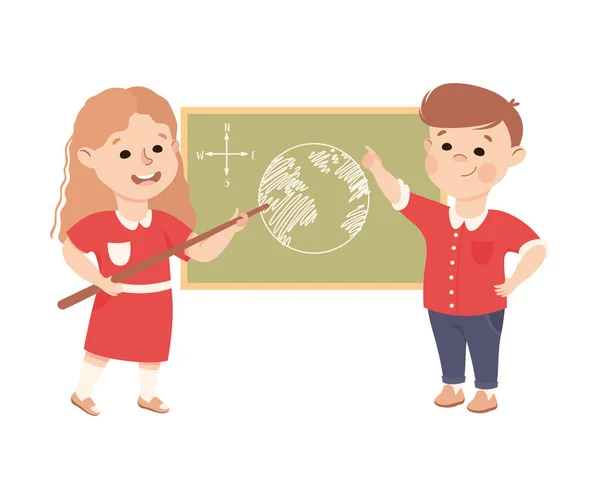 Милий хлопчик і дівчинка має географічний урок, студенти початкової школи стоять на дошці, Дитяча освіта концепція мультфільму Векторні ілюстрації — стоковий вектор