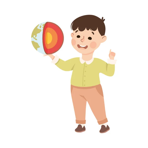 地理の授業を受ける可愛い少年,小学生学習地球構造,子供教育コンセプト漫画ベクトルイラスト — ストックベクタ