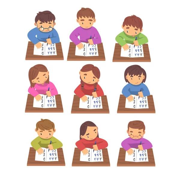 Děti sedící za stolem a psaní dopisů v sešitu, základní škola Studenti se učí psát kreslené vektorové ilustrace — Stockový vektor