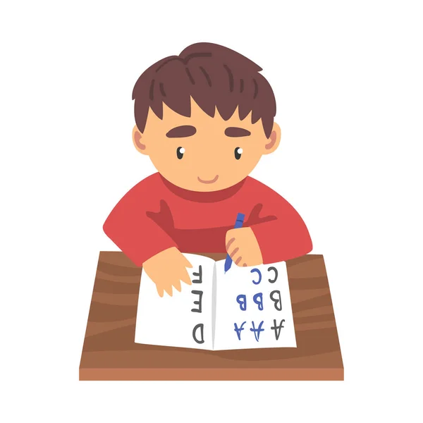 Lindo niño aprendiendo a escribir, estudiante de escuela primaria con uniforme casual haciendo tarea ilustración vectorial de dibujos animados — Vector de stock