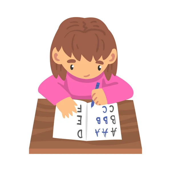 Adorable linda chica aprendiendo a escribir, estudiante de primaria haciendo tarea ilustración vectorial de dibujos animados — Vector de stock