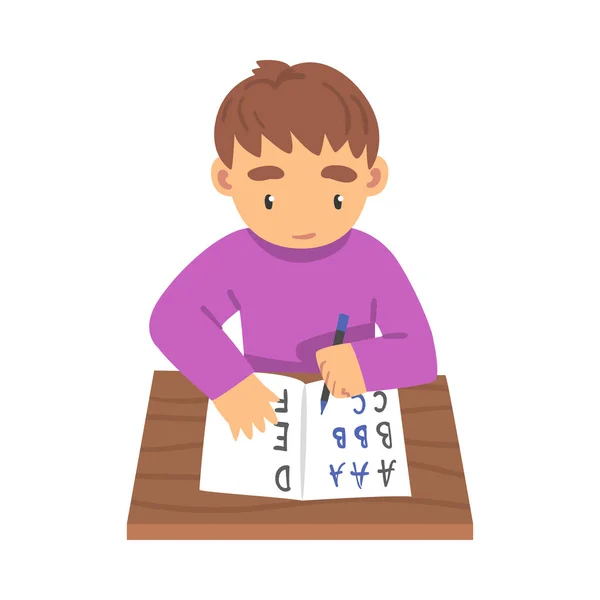 Niño lindo sentado en su escritorio y escritura, estudiante de primaria escribiendo cartas en inglés en cuaderno ilustración vectorial de dibujos animados — Vector de stock