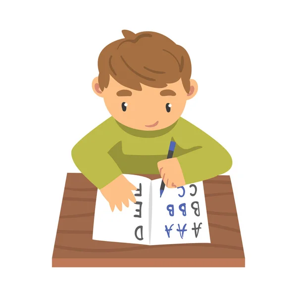 Niña aprendiendo a escribir, estudiante de primaria sentada en el escritorio y escribiendo cartas en el cuaderno ilustración vectorial de dibujos animados — Vector de stock