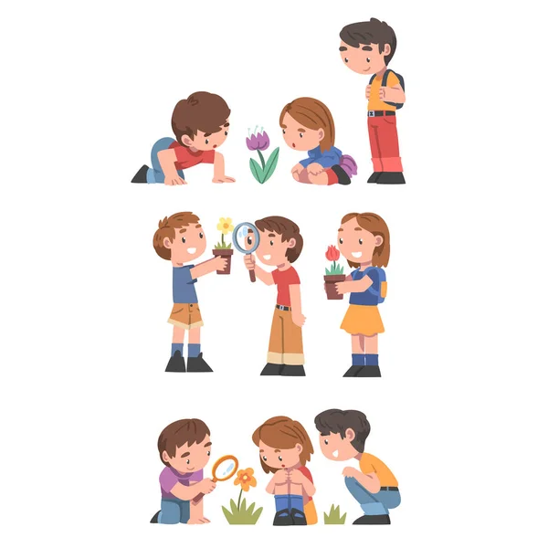 Kid leren over planten set, schattig kleine jongens en meisjes verkennen van planten door middel van vergrootglas in de tuin cartoon vector illustratie — Stockvector