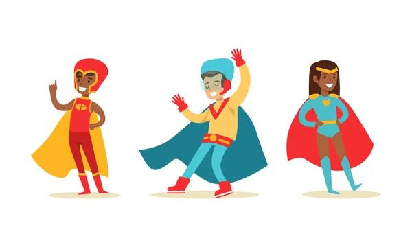 Conjunto de trajes de superhéroes vestidos de niños y niñas felices, ilustración vectorial de dibujos animados de personajes de Super Kids — Archivo Imágenes Vectoriales