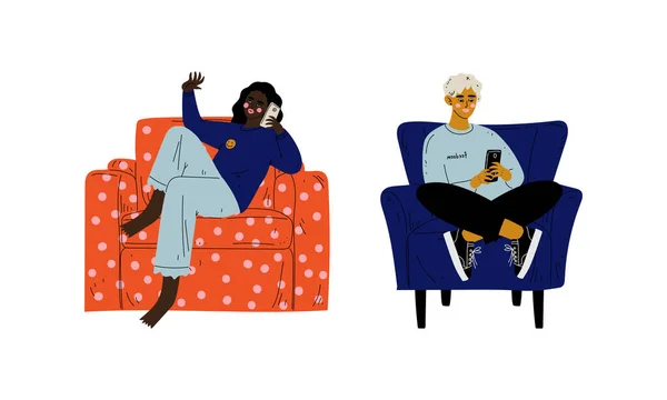Άνδρας και γυναίκα χαρακτήρας κάθεται στο σπίτι σε άνετη πολυθρόνα Vector Set — Διανυσματικό Αρχείο