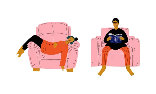 Άνδρας και γυναίκα χαρακτήρας κάθεται στο σπίτι σε άνετη πολυθρόνα Vector Set — Διανυσματικό Αρχείο