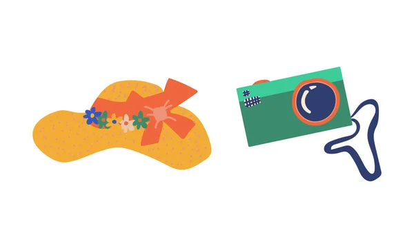 Símbolos de vacaciones de verano y resort de playa con sombrero de ala ancha y conjunto de vectores de cámara — Vector de stock