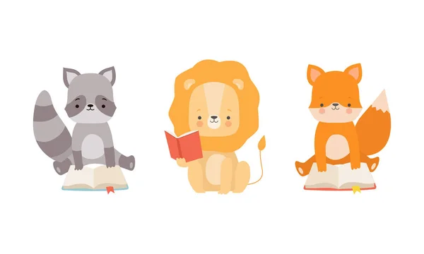 Vtipné Baby Zvířata Čtení Knihy Set, Roztomilý Malý Mýval, Lev a Fox Sedící a učení, Děti Vzdělávání Koncept Cartoon Vector Illustration — Stockový vektor