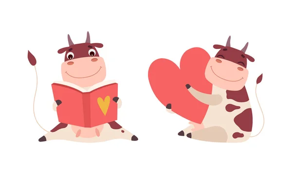 Roztomilé krávy postavy sada, rozkošné farmy zvířat čtení knihy a držení Red Heart Cartoon ilustrace — Stockový vektor