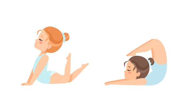 Тренировки для маленьких девочек с балеринами в трико на уроке карикатуры — стоковый вектор