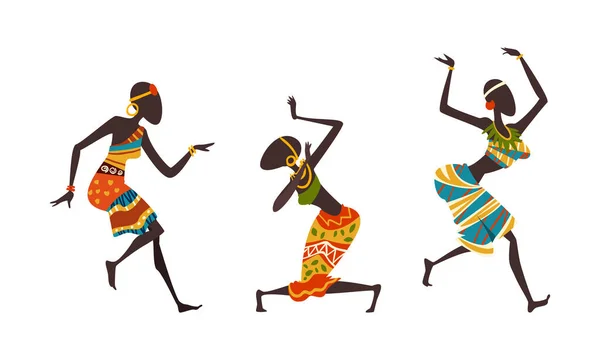 Conjunto de pessoas africanas dançando dança étnica, mulheres jovens em roupas tradicionais brilhantes realizando Ritual Dança Cartoon Vector Ilustração — Vetor de Stock