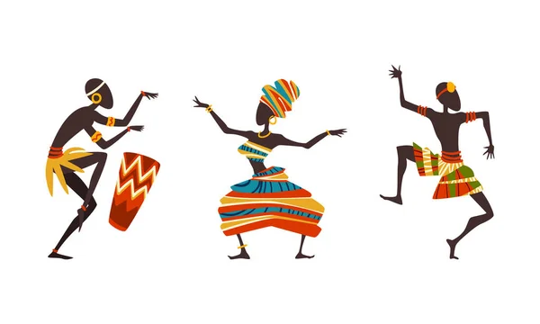Afrikai emberek a rituális tánc, bennszülöttek az etnikai hagyományos ruházat tánc és játszik dob rajzfilm vektor illusztráció — Stock Vector