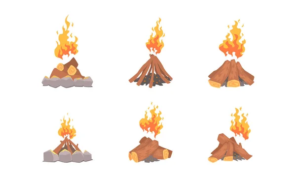 Lägereld eller brasa med hög av skog eller virke Blazing med brand gnistor vektor set — Stock vektor