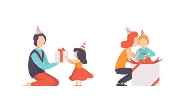 Niños celebrando el set de cumpleaños, padres dando regalos a sus hijos pequeños ilustración vectorial de dibujos animados — Vector de stock