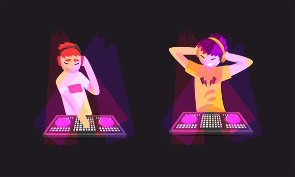 Dj Παίζοντας μουσική στο Nightclub Set, Dj στέκεται στο Electronic Turntable Mixing Console Κάνοντας Προοδευτική Electro Μουσική Εικονογράφηση Cartoon Vector — Διανυσματικό Αρχείο