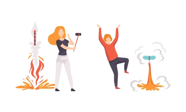 Pareja lanzando fuegos artificiales y haciendo Selfie Set, personas felices celebrando fiestas y disfrutando de fuegos artificiales Mostrar ilustración vectorial plana — Archivo Imágenes Vectoriales