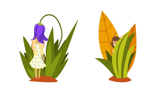 Pessoas minúsculas na natureza, meninas de fadas bonitos escondidos na grama alta Cartoon Vector Ilustração — Vetor de Stock