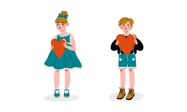 Cute Boy and Girl gospodarstwa czerwone serca wektor ilustracji — Wektor stockowy