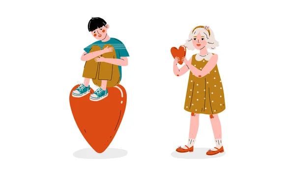 Niños lindos con corazones, niño sentado en el gran corazón rojo Vector Ilustración — Archivo Imágenes Vectoriales