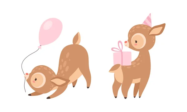 Lindo ciervo bebé con manchas como adorable mamífero con capucha que sostiene la caja de regalo y el globo por el conjunto de vectores de cuerda — Archivo Imágenes Vectoriales