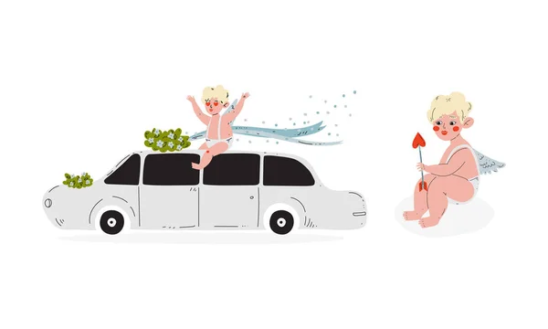 Mignon blond Cupidon garçon assis sur limousine et tenant flèche vectorielle ensemble — Image vectorielle