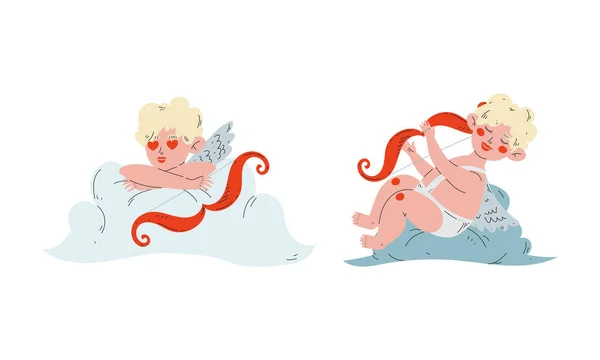 Mignon blond Cupidon garçon avec arc sur doux nuage vectoriel ensemble — Image vectorielle