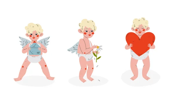 Mignon blond Cupidon garçon tenant coeur rouge et cueillette pétales camomille vecteur ensemble — Image vectorielle