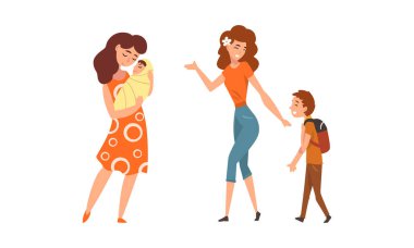 Genç Anne Kollu Bebeği Tutuyor ve Oğluyla Yürüyor