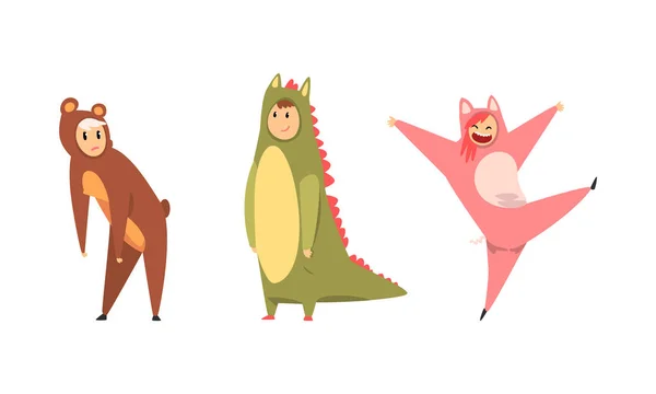 Hombre y mujer vestidos con Onesie representando varios animales conjunto de vectores — Vector de stock