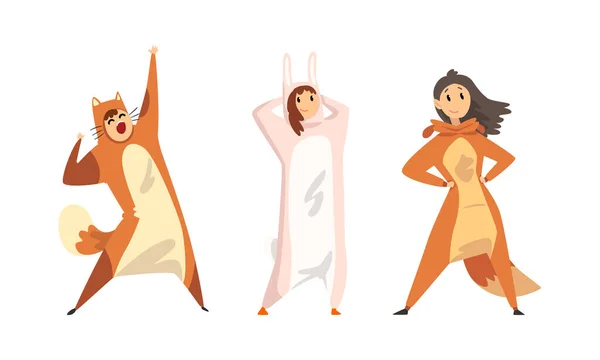 Man en vrouw gekleed in Onesie vertegenwoordigen verschillende dier vector set — Stockvector