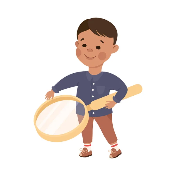 Niño lindo con lupa enorme como ilustración vectorial de papelería escolar — Vector de stock