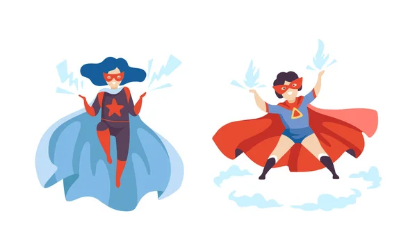 Mały chłopiec i dziewczyna w płaszcz superbohatera i maska o Superpower latający wektor zestaw — Wektor stockowy