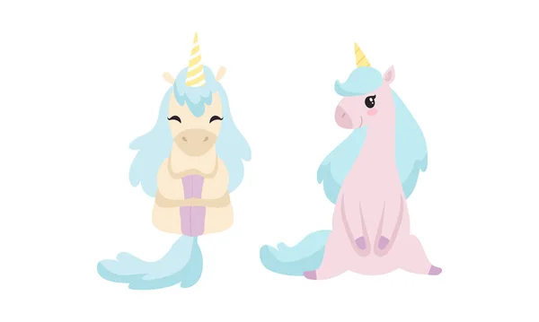 Lindo personaje unicornio con cuerno de espiral puntiagudo y crin sentado y meditando conjunto de vectores — Vector de stock