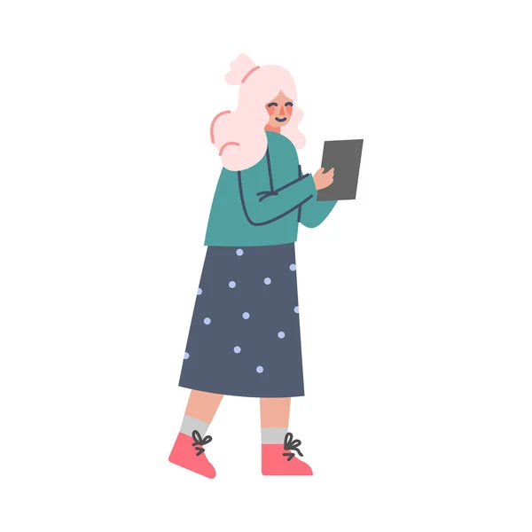 Jeune femme blonde marchant avec tablette Écouter des podcasts Illustration vectorielle — Image vectorielle