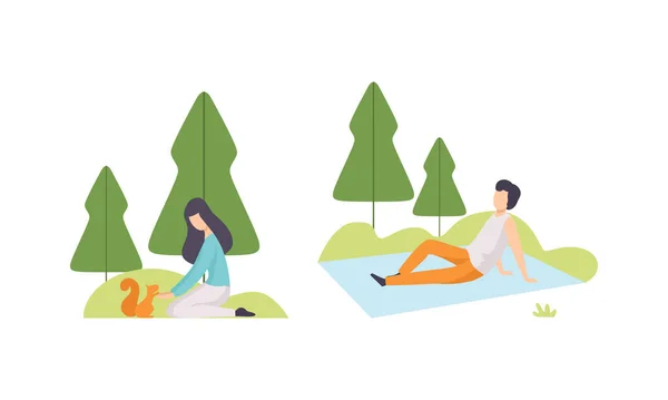 İnsanlar parkta dinlenirken, erkek battaniyenin üzerinde oturuyor ve kadın sincap vektörüyle oynuyor. — Stok Vektör