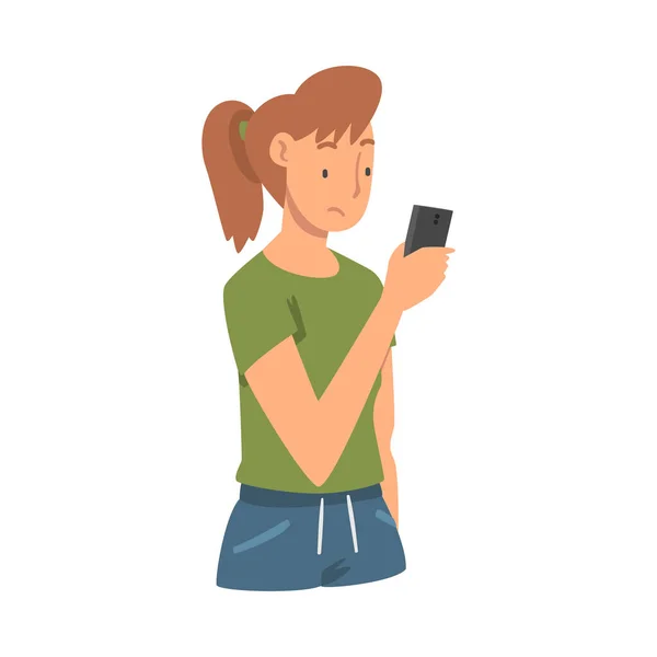 Mujer triste con sensación de teléfono inteligente Emoción negativa que sufre de intimidación en las redes sociales Vector Ilustración — Vector de stock