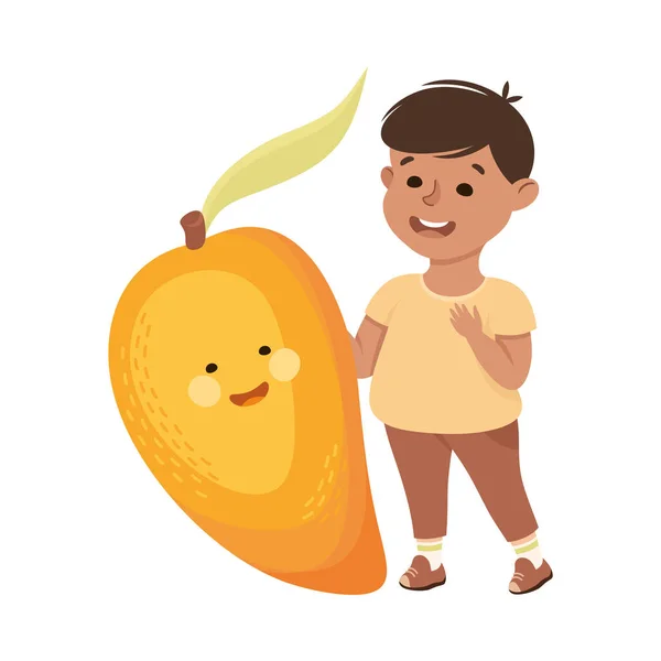 Niño feliz con gran fruta de mango con alegre sonriente Vector Ilustración — Vector de stock