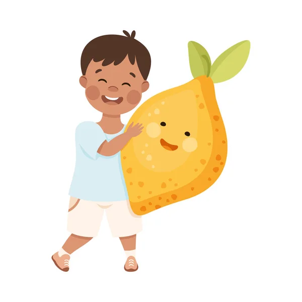 Niño feliz llevando fruta de limón grande con alegre ilustración vectorial sonriente — Vector de stock