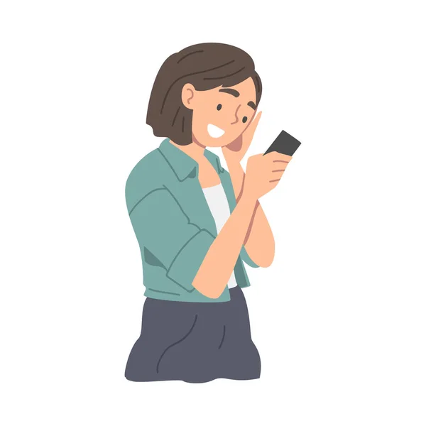 Personaje Mujer Recibiendo Buenas Noticias Lectura Mensaje y Sonriendo Felizmente Vector Ilustración — Archivo Imágenes Vectoriales